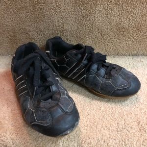 Spalding indoor soccer shoe. Boys 1.5
